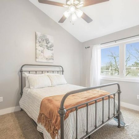 Cozy 2 Bed Townhome Near The Hospital Lafayette Buitenkant foto
