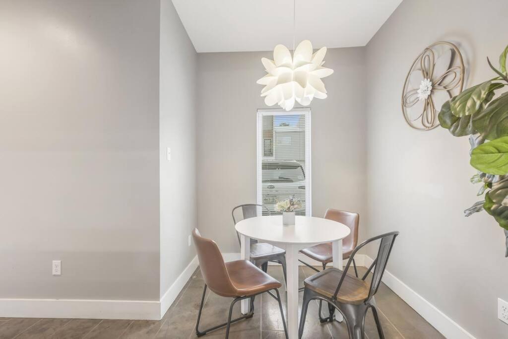 Cozy 2 Bed Townhome Near The Hospital Lafayette Buitenkant foto