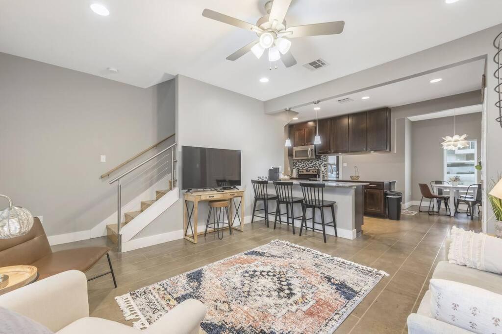 Cozy 2 Bed Townhome Near The Hospital Lafayette Buitenkant foto