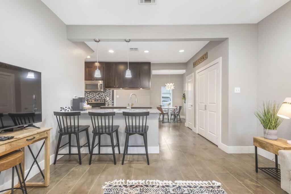 Cozy 2 Bed Townhome Near The Hospital Lafayette Buitenkant foto