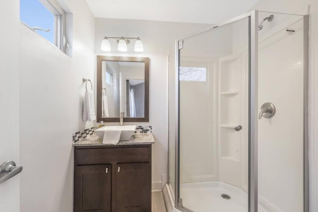 Cozy 2 Bed Townhome Near The Hospital Lafayette Buitenkant foto