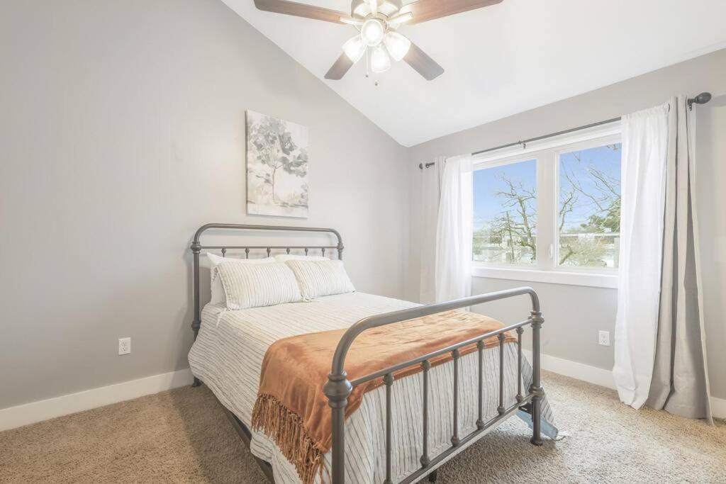 Cozy 2 Bed Townhome Near The Hospital Lafayette Buitenkant foto