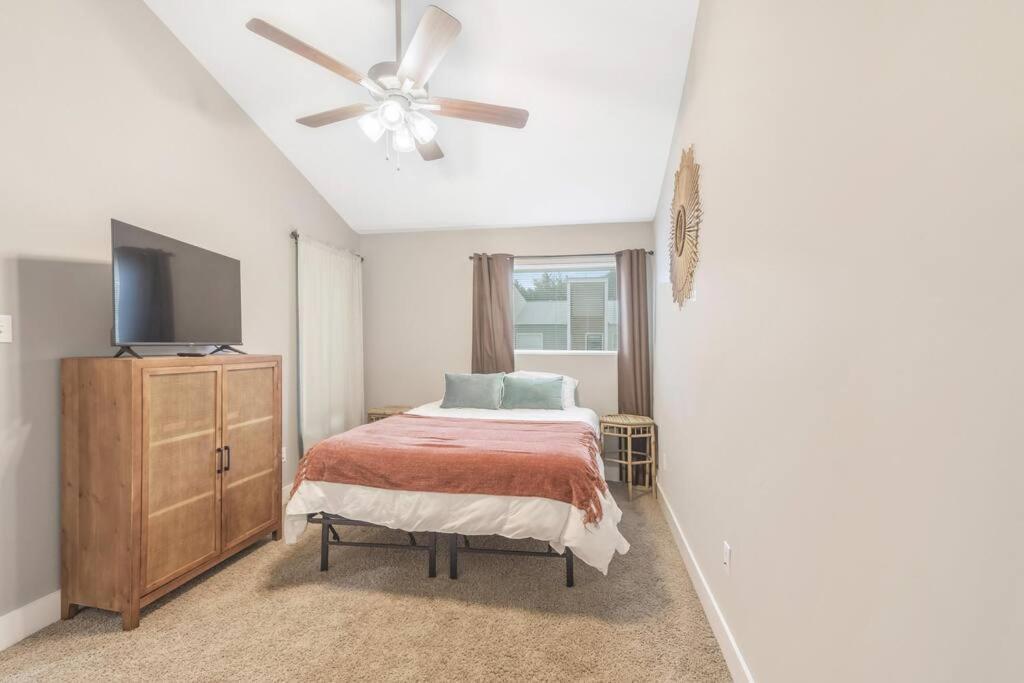 Cozy 2 Bed Townhome Near The Hospital Lafayette Buitenkant foto