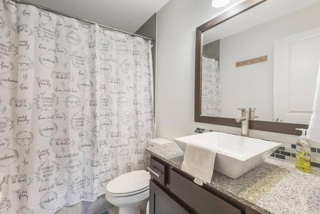 Cozy 2 Bed Townhome Near The Hospital Lafayette Buitenkant foto