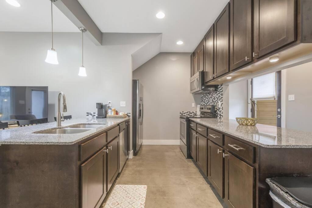 Cozy 2 Bed Townhome Near The Hospital Lafayette Buitenkant foto
